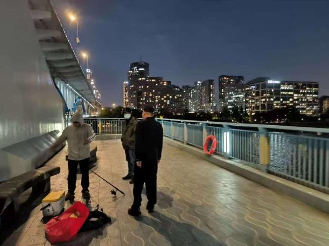 女子夜骑经过大桥 突被细线勒颈 夜钓隐患引关注