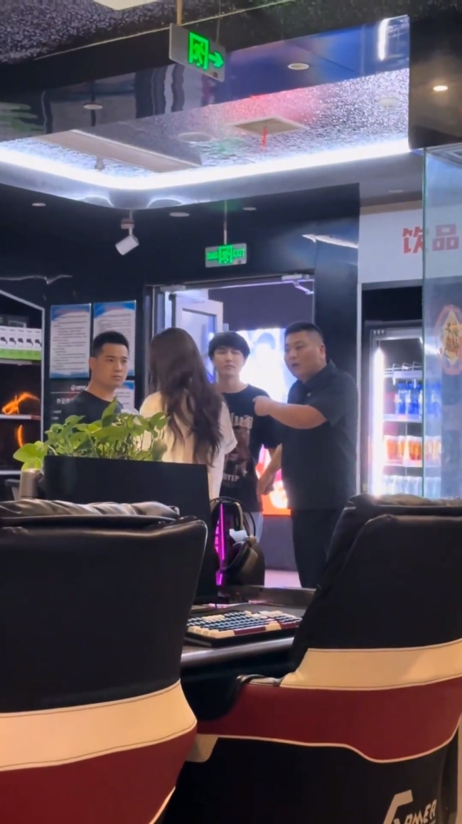 女子网吧打游戏开挂被发现与老板争执 自私行为砸饭碗