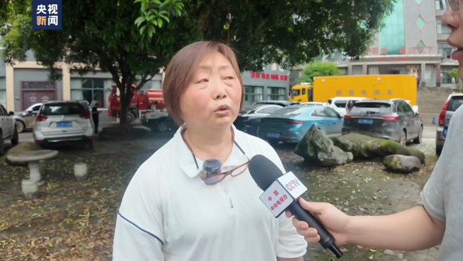 救灾女干部现场展示不到100元的耳环