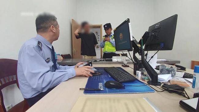 男子为省停车费用口罩遮挡车牌 小聪明付出大代价