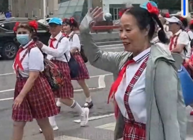 回头率拉满!大爷大姨穿学生装热情和路人打招呼