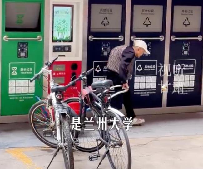 碩士論文致謝感謝學(xué)校默許拾荒老人進(jìn)校 雙向善意溫暖人心