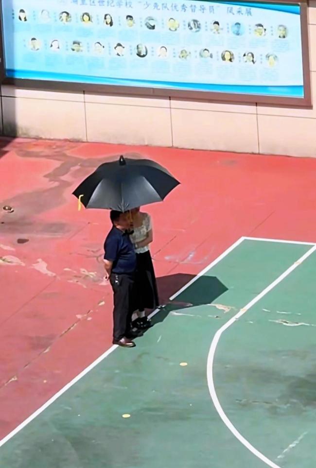 “女教师打伞事件”拍摄者发声 澄清原意引发讨论