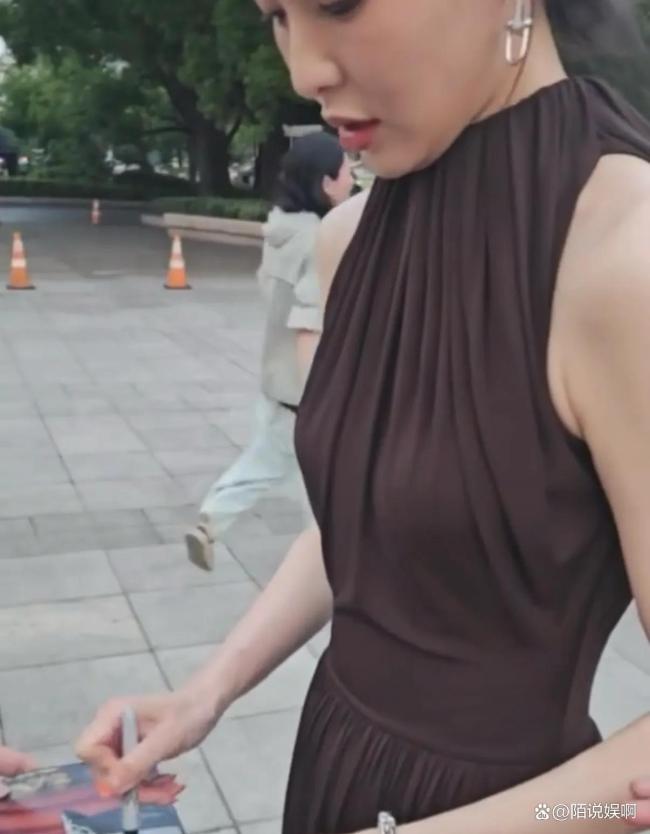 唐嫣参加女儿幼儿园活动 优雅气质获赞