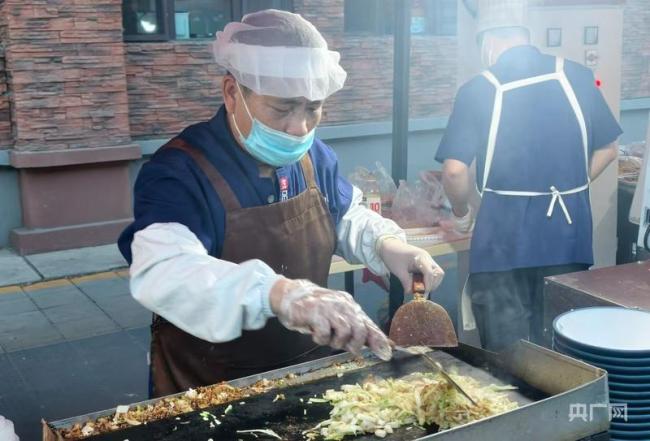 全國食堂滿意度第一的大學又整活了 夜市美食引學子點贊
