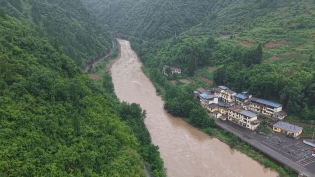 重庆9区县暴雨 57条中小河流出现1至5米涨水过程