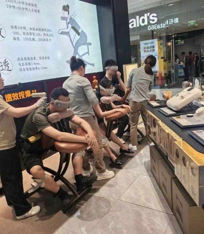 午休的白领，正在把商场B1变成钟点房