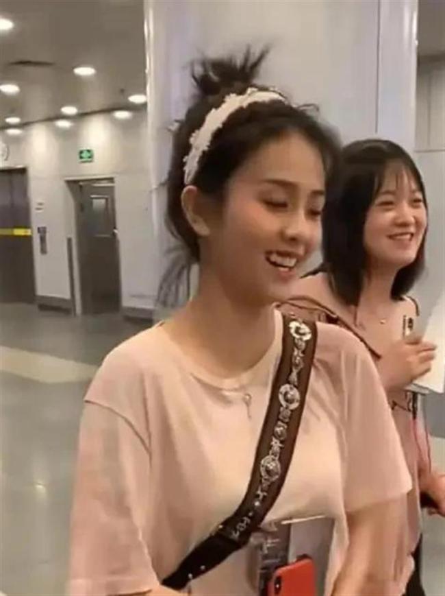 白鹿掉粉近百萬 潑水事件引發(fā)爭議