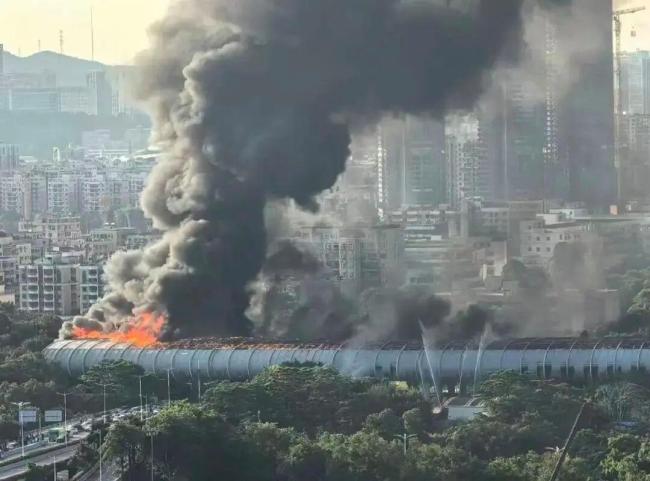 车辆起火引燃隔音棚 律师谈赔付问题 巨额损失谁来承担