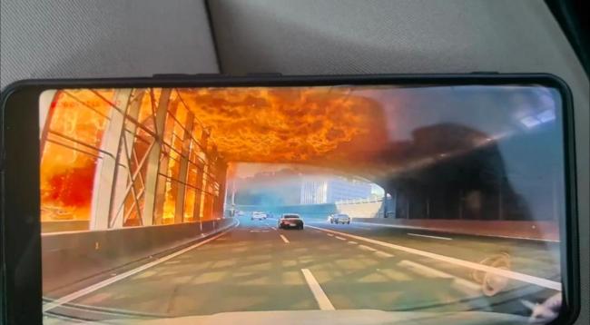 深圳南坪快速路起火事故监控曝光 三车刮碰引发火灾