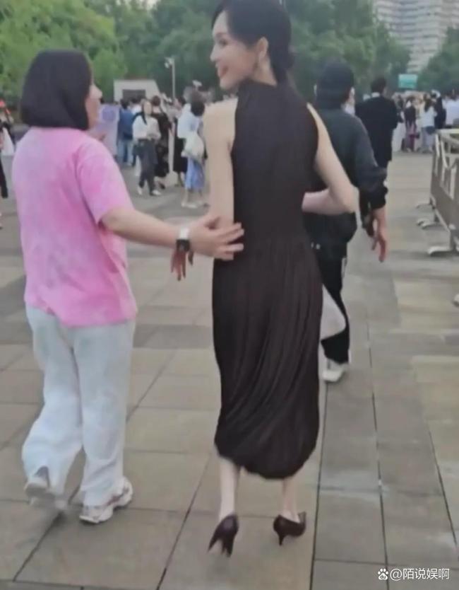 唐嫣参加女儿幼儿园活动 优雅气质获赞