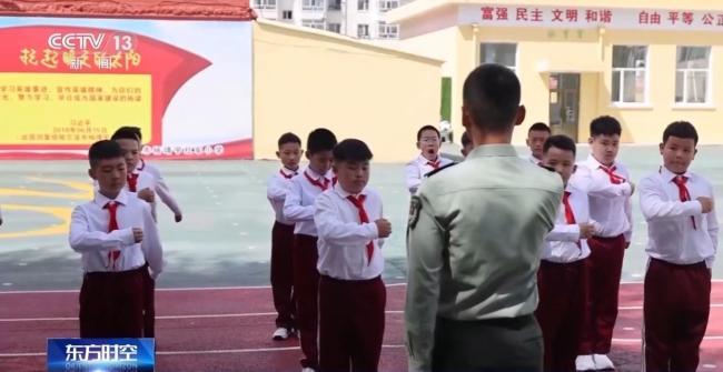 戍邊戰(zhàn)士千里給小學(xué)生送六一禮物 特別的國旗贈送