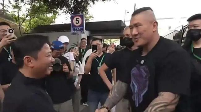 女子与台湾网红馆长合影后激动不已