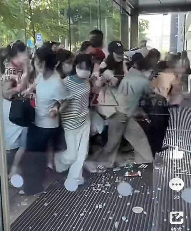 张凌赫线下活动粉丝挤爆玻璃