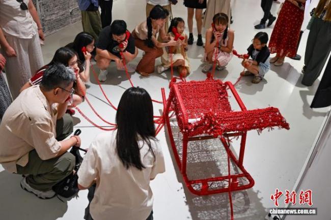 四川美术学院毕业作品展吸引观众 艺术盛宴引关注