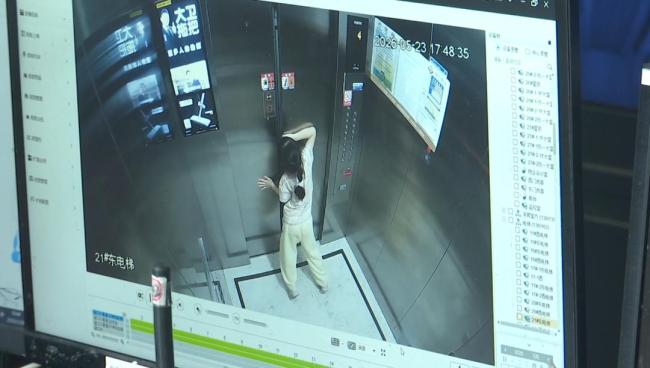 女孩被困电梯按键超35次 保安:别玩了 物业疏忽致救援延误