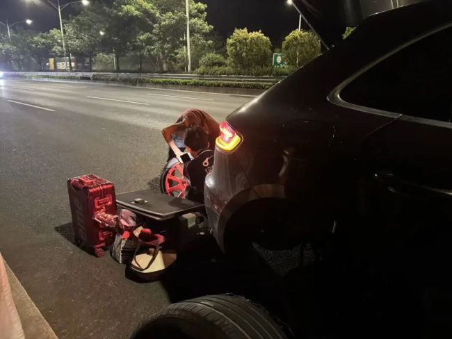 保时捷1天2次被扎胎 地上有修车广告 疑为恶意撒钉