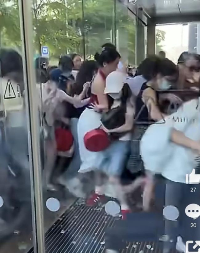 张凌赫线下活动粉丝挤爆玻璃 疯狂追星引发安全担忧
