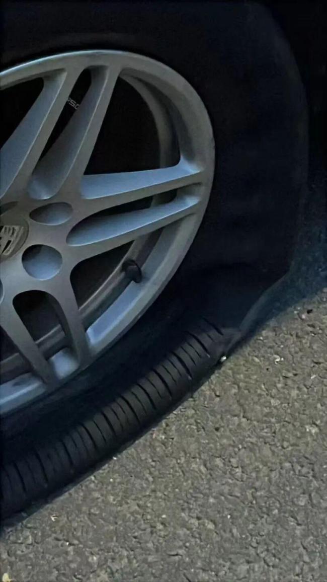 保時捷一天2次被扎胎 地上有修車廣告 安全隱患引關(guān)注