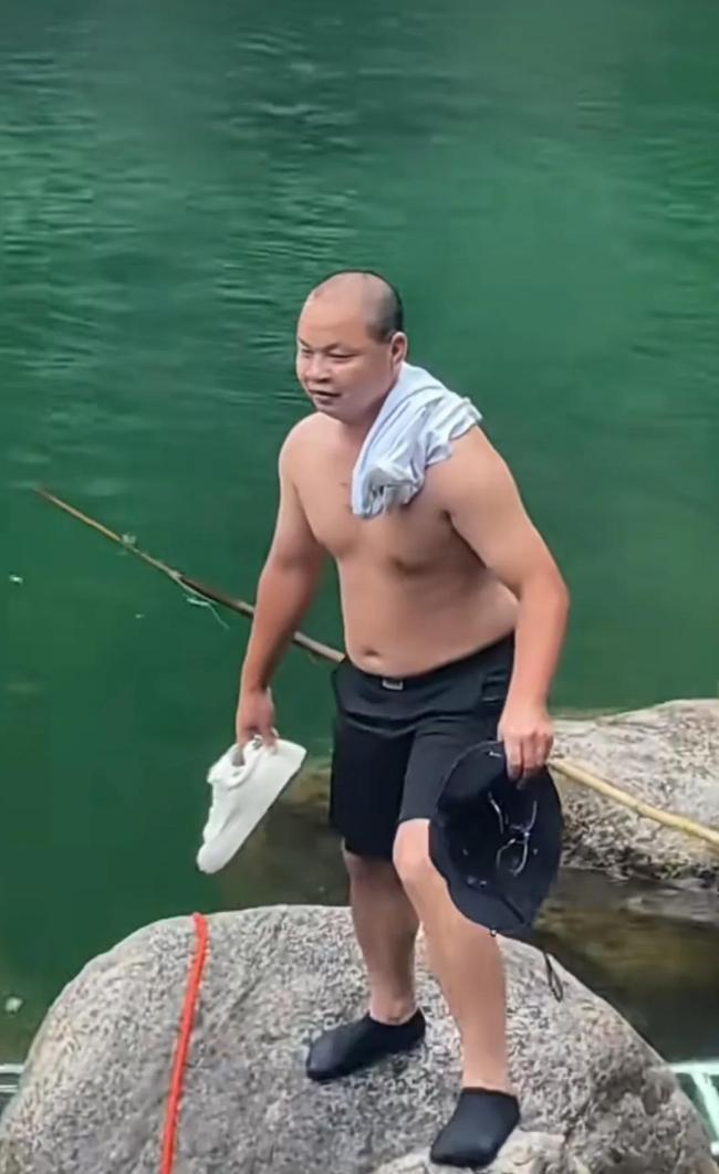 在野外水潭溺水沉底游客获救 大哥义举获赞