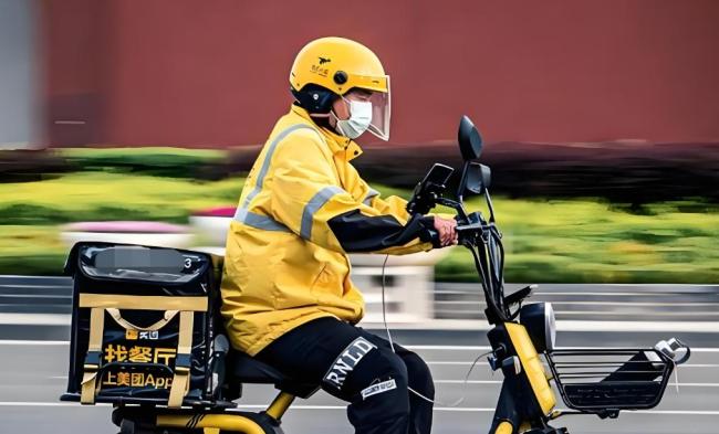 外卖骑手送餐时撞伤行人，谁应担责？平台与劳务公司共担责