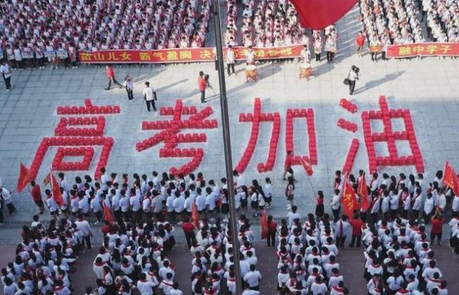 00后班主任把垫底班带到年级第一 卷王的逆袭之路