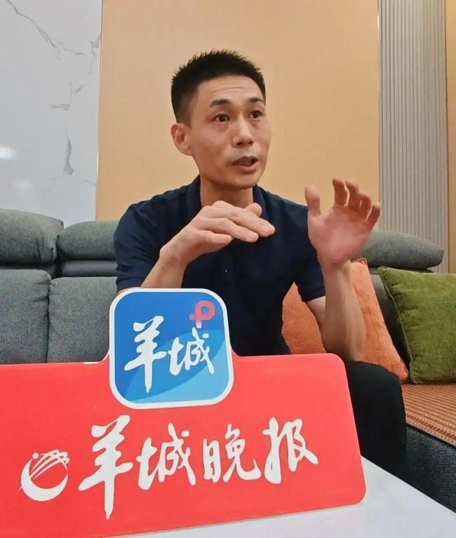暴雨天“烧烤哥”徒手冲进水中救人
