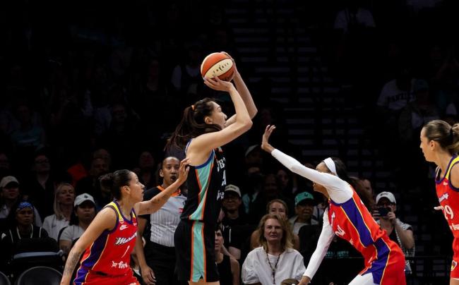 中国女篮大魔王！韩旭得分篮板创赛季新高，高效表现闪耀WNBA 征服球迷与教练