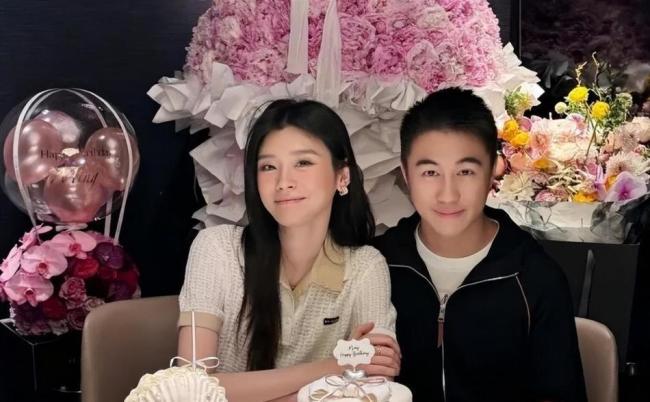 谷爱凌奚梦瑶婚礼晚宴合照 珠宝闪耀见证爱情