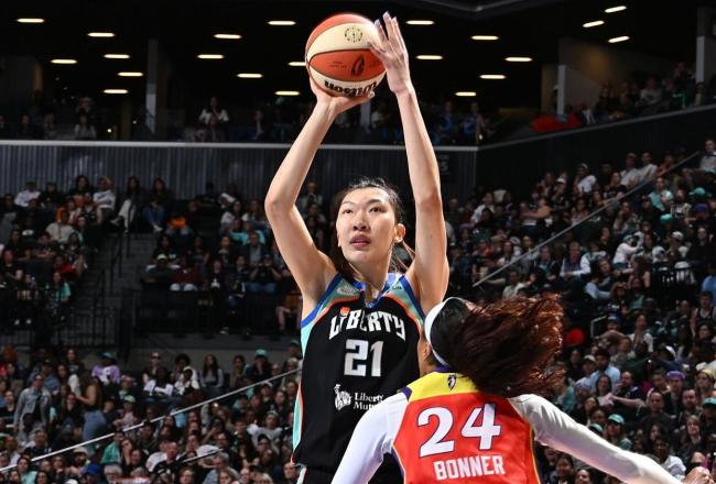 中国女篮大魔王！韩旭得分篮板创赛季新高，高效表现闪耀WNBA 征服球迷与教练