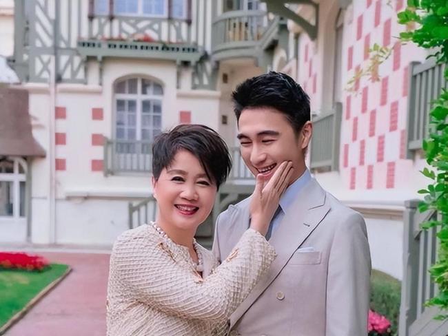 奚梦瑶婚礼欢迎晚宴好隆重，佩戴珠宝总重量超100克，预估总价值近4900万 七年爱情终圆满