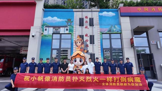 11歲骨肉瘤男孩在40米高空?qǐng)A夢(mèng) 體驗(yàn)“像飛一樣”的感覺(jué)