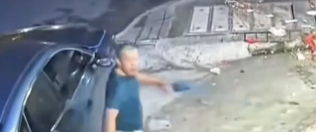 男子散步遇車禍神走位逃生 驚險(xiǎn)瞬間化險(xiǎn)為夷