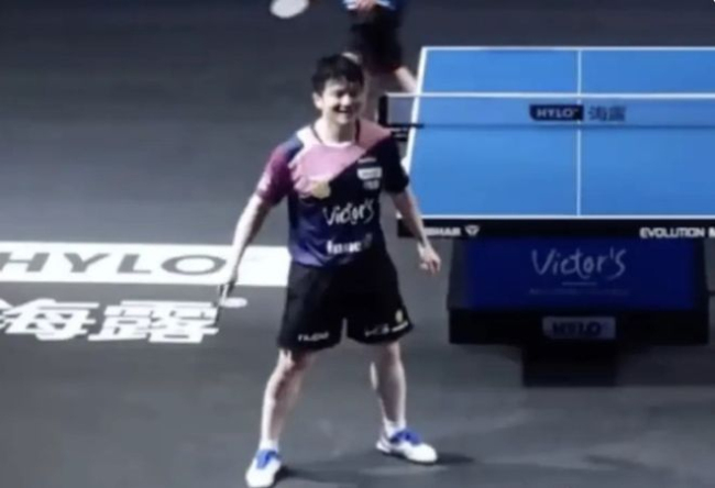 樊振东与弗朗西斯卡秀C罗庆祝动作 率队晋级乒乓球欧冠八强