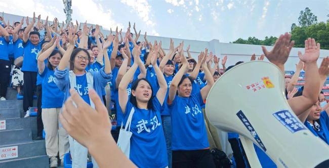 楚超现场烧起小龙虾 足球与城市的温暖相遇