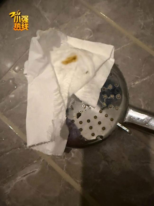 女子称酒店洗澡后发现花洒有排泄物 双方争执未果