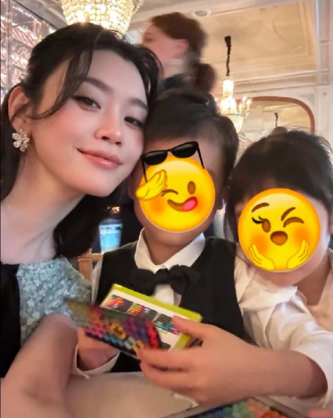 何超欣与何猷君奚梦瑶婚礼合照 星光熠熠温馨画面