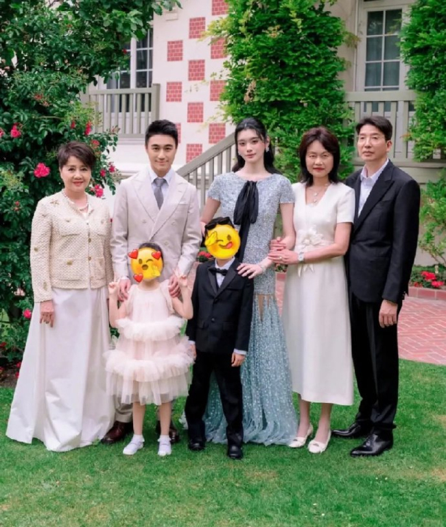 何超欣与何猷君奚梦瑶婚礼合照