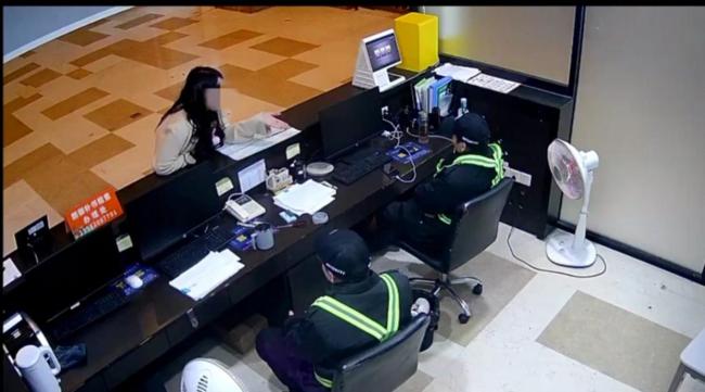 民警下班途中抓获偷购物袋贼 网友：踏破铁鞋无觅处，得来全不费工夫