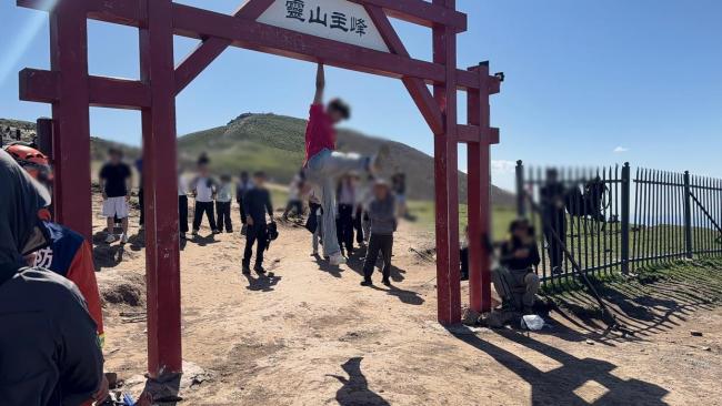 男子在景區(qū)門牌做引體向上摔傷 消防緊急救援