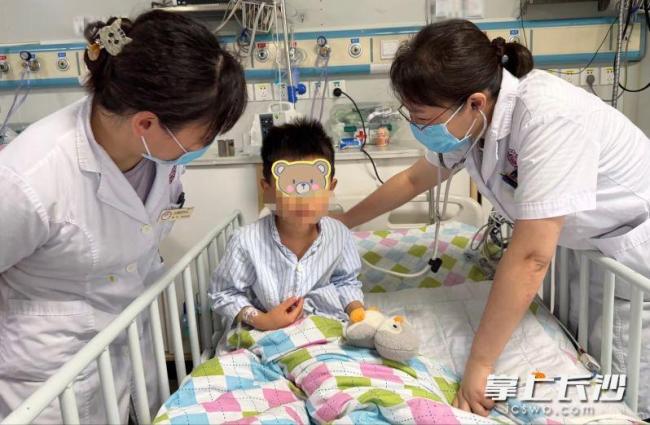 男孩爬车窗玩耍脖子被卡6分钟