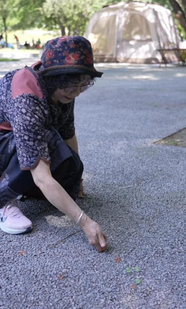 72岁老太陪42岁女儿补过六一 母爱无龄限