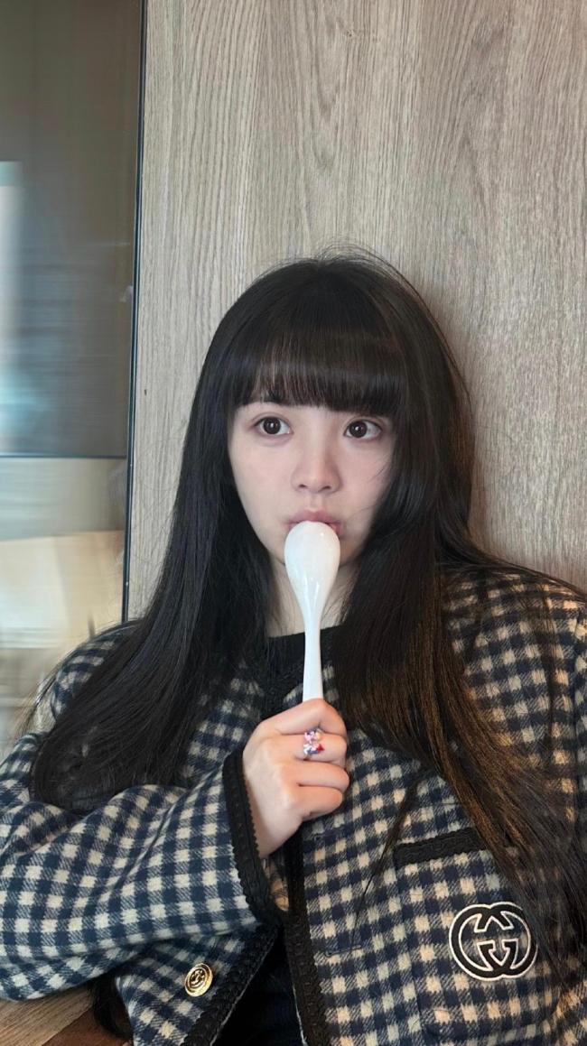 田曦薇素颜染发