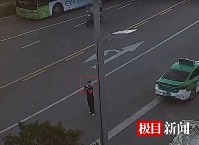 男子举报多辆出租遮车牌 遭司机蹲守 举报者信息疑遭泄露
