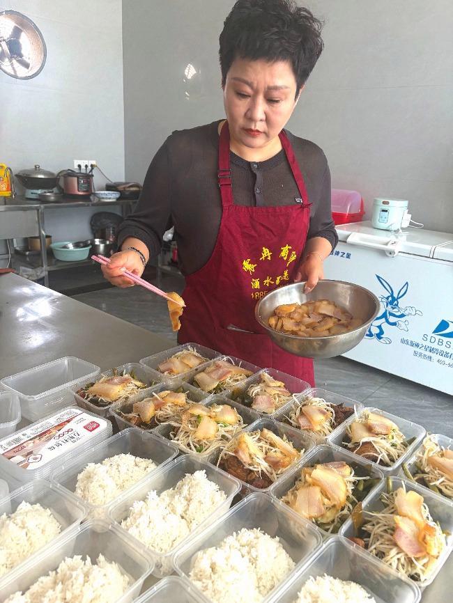 女子连续多日为抢收农机手送盒饭 颍上好人温暖田间