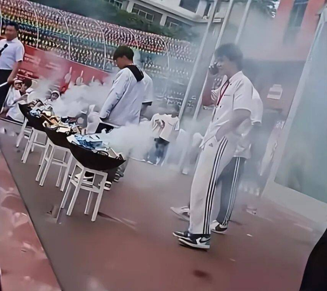 职校无烟日收缴香烟在操场集中焚烧 引发学生争议