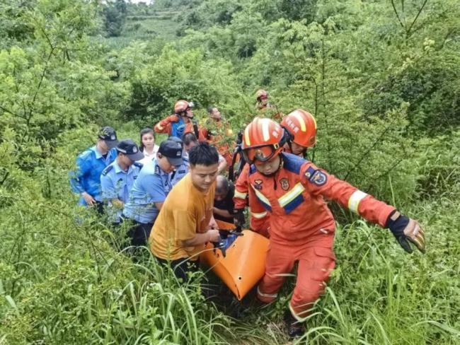 貴州女子天坑被困消防救援 雨天尋夫遇險