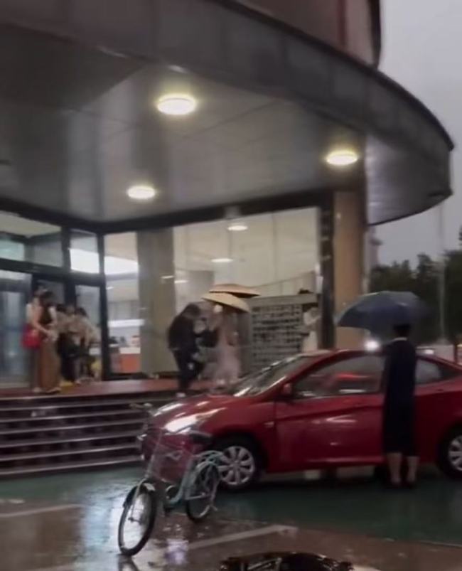 学生因暴雨滞留图书馆 教师驾车送回 新入职教师温暖行动获赞