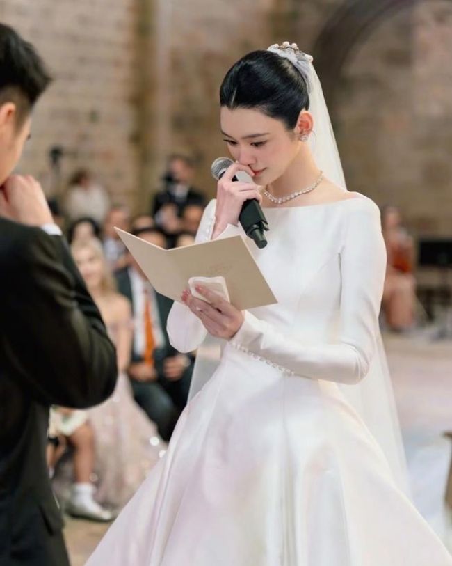 奚梦瑶晒照感谢婆婆 四太珍藏珠宝见证婚礼