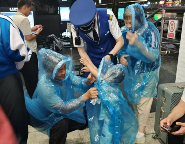 济南一地铁站暴雨天免费发放爱心雨衣 企业携手传递温暖